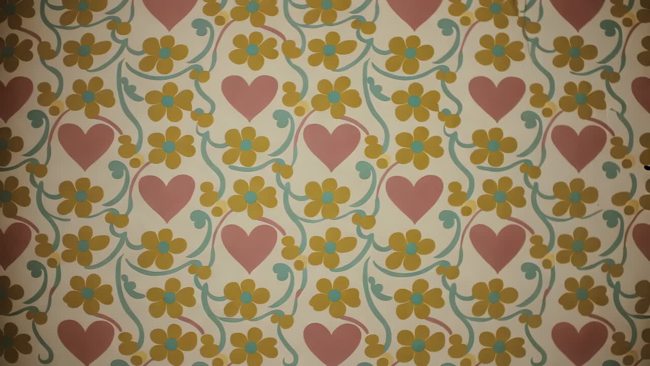 Panorering med kamera, der afslører wallpaper med pink hjerter og blågrønne stængler, venstre kant derhjemme