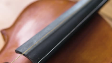 Wooden-old-violin-revealed-in-a-smood-panning-slow-motion