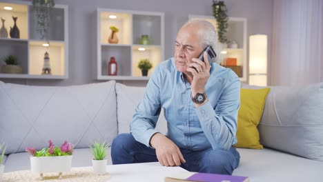 Der-Alte-Mann,-Der-Mit-Seiner-Frau-Am-Telefon-Streitet,-Nimmt-Seinen-Ring-Ab.