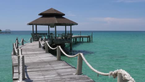 un hermoso mirador en un muelle en el océano abierto en asia