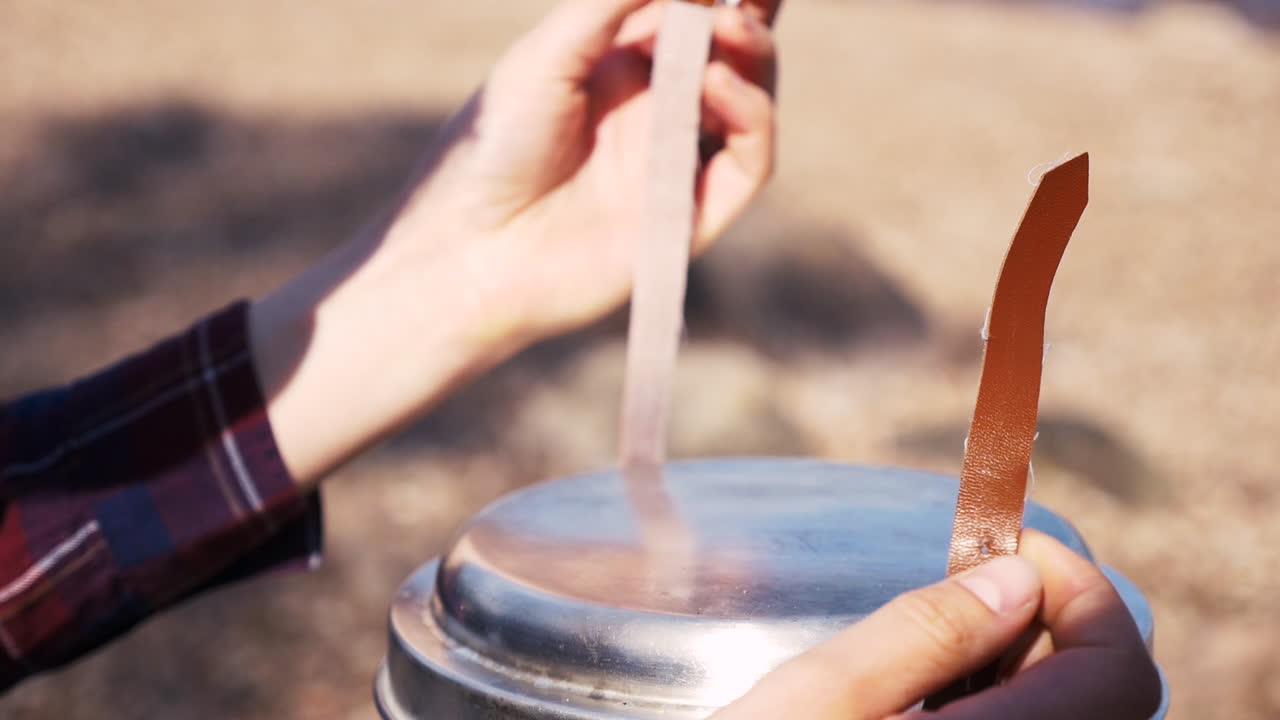 호수에서 화창한 날 trangia 휴대용 난로를 풀고 스웨덴 소녀