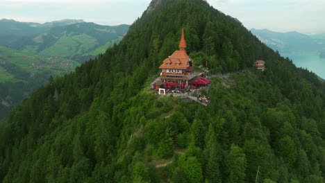 Retroceder-Vista-Aérea-De-Kulm-Más-Duro-En-Interlaken,-Suiza