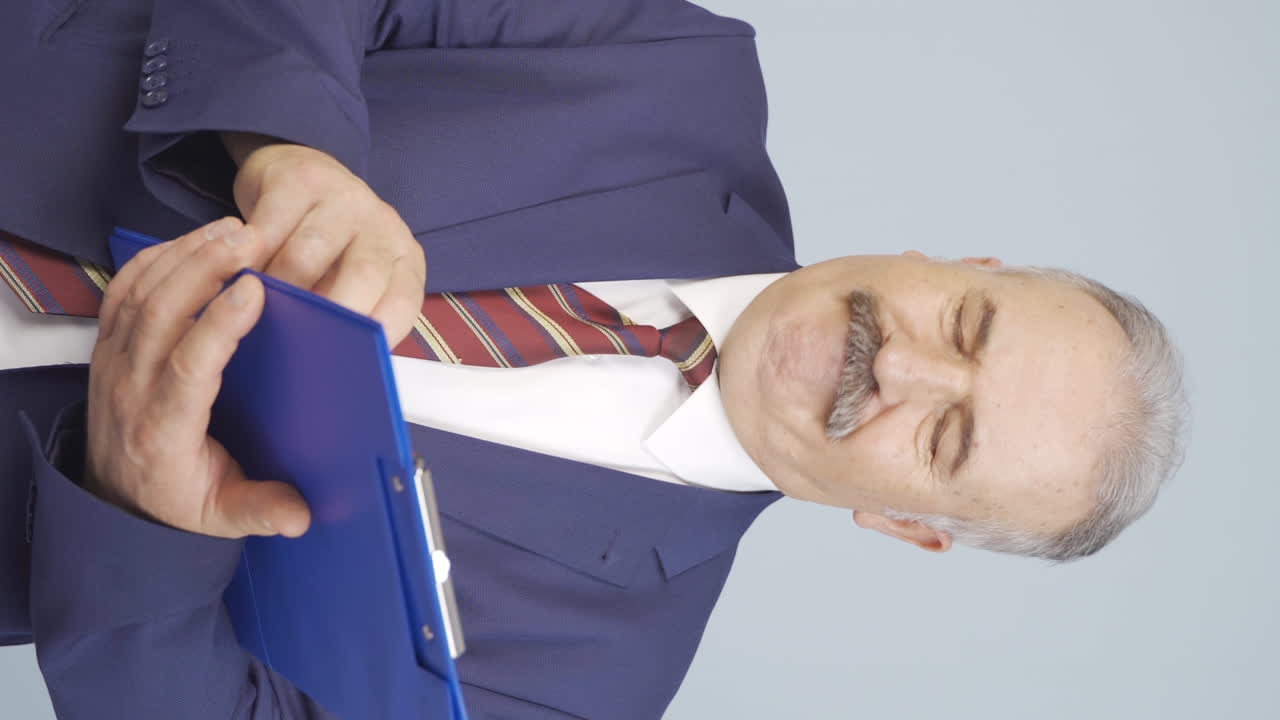 vídeo vertical de un viejo hombre de negocios tratando de memorizar su presentación.