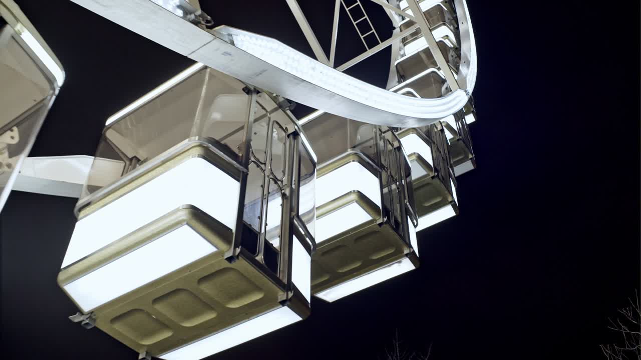 밤에는 밝게 빛나는 색 택시의 페리스 의 근접한 모습. 개념: 명소 - 무고하고 즐거운 관광 레저