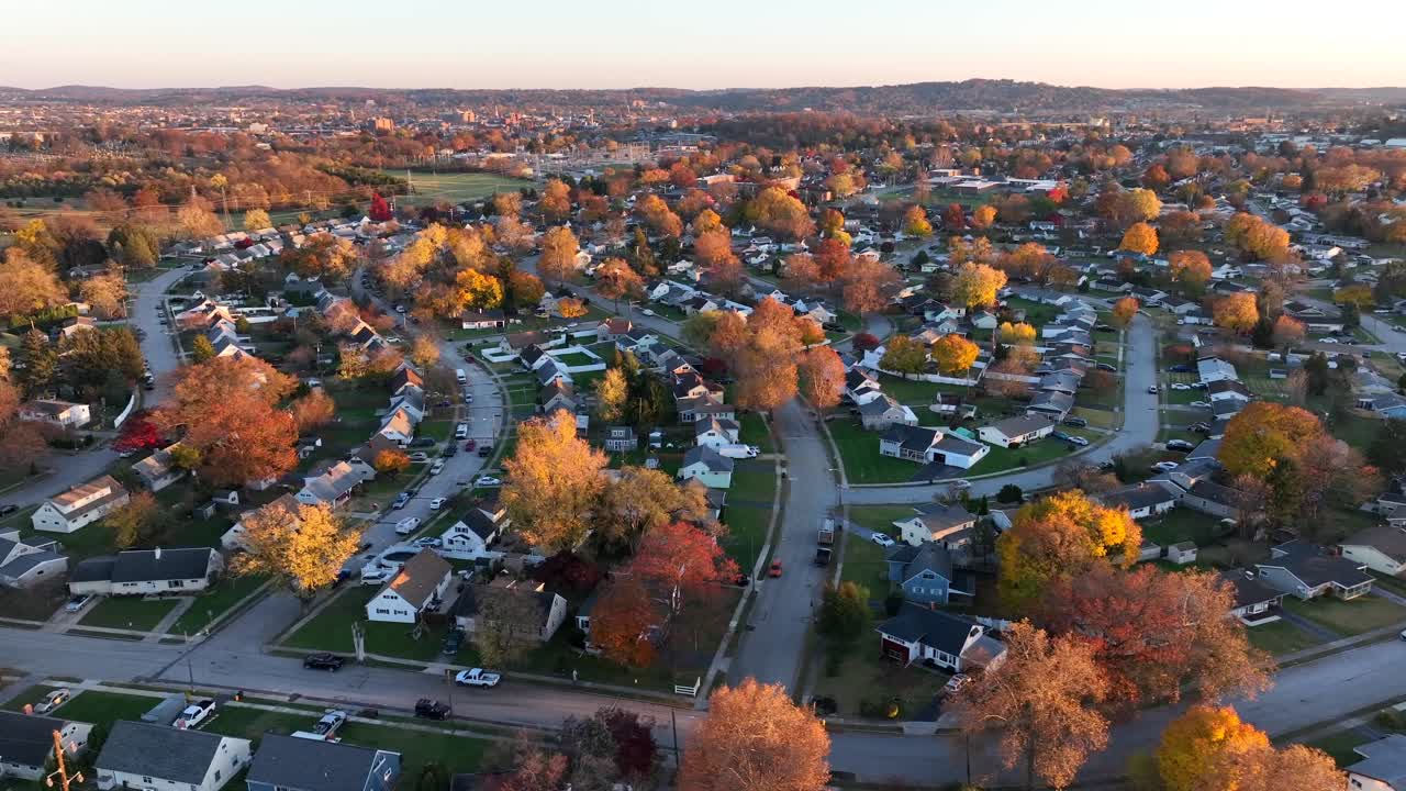 barrio americano con casas pintorescas entre el colorido follaje de otoño durante la puesta de sol de otoño