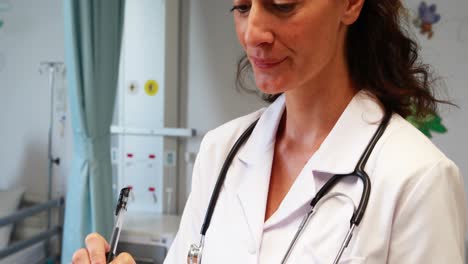 doctora escribiendo un informe.