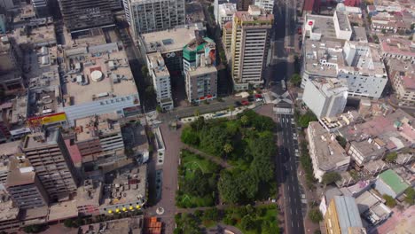 vista aérea del distrito de miraflores en lima.