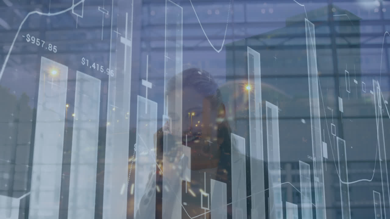 Animation d'un graphique financier au-dessus de femmes d'affaires caucasiennes heureuses utilisant un smartphone