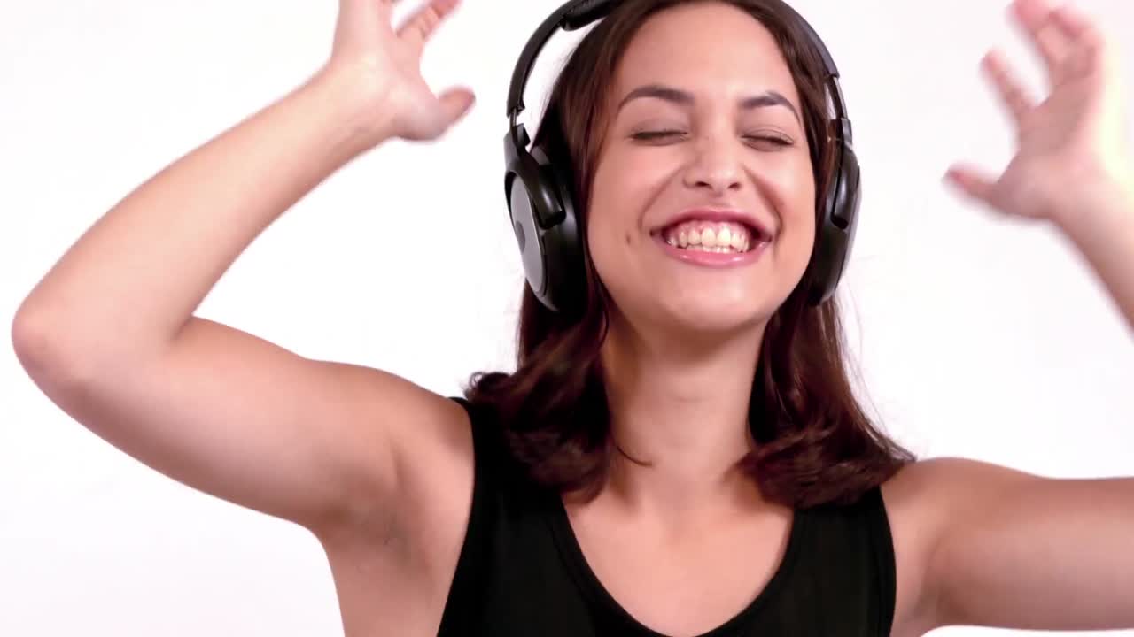 mujer feliz bailando a la música