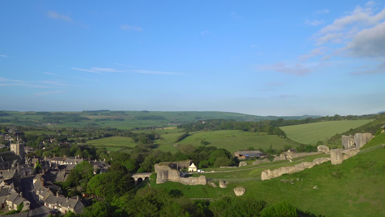 Lenta panoramica del villaggio e del castello di Corfe, Isola di Purbeck, Dorset, Inghilterra.