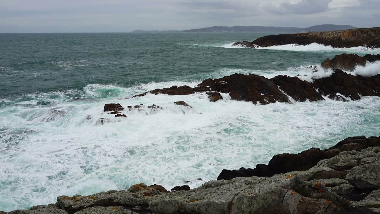 Scatto dell'Oceano Atlantico. Rocce e oceano