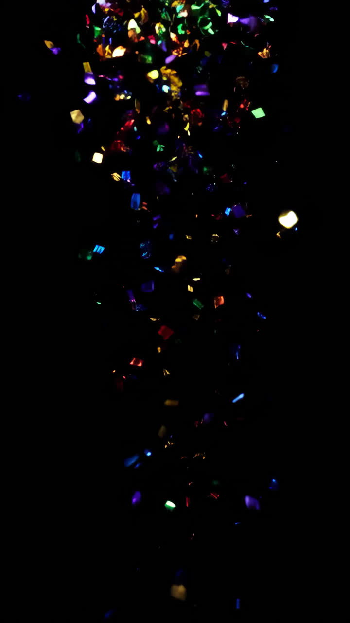 confeti colorido cayendo sobre un fondo negro