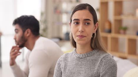 pareja peleando, conflicto y mujer triste