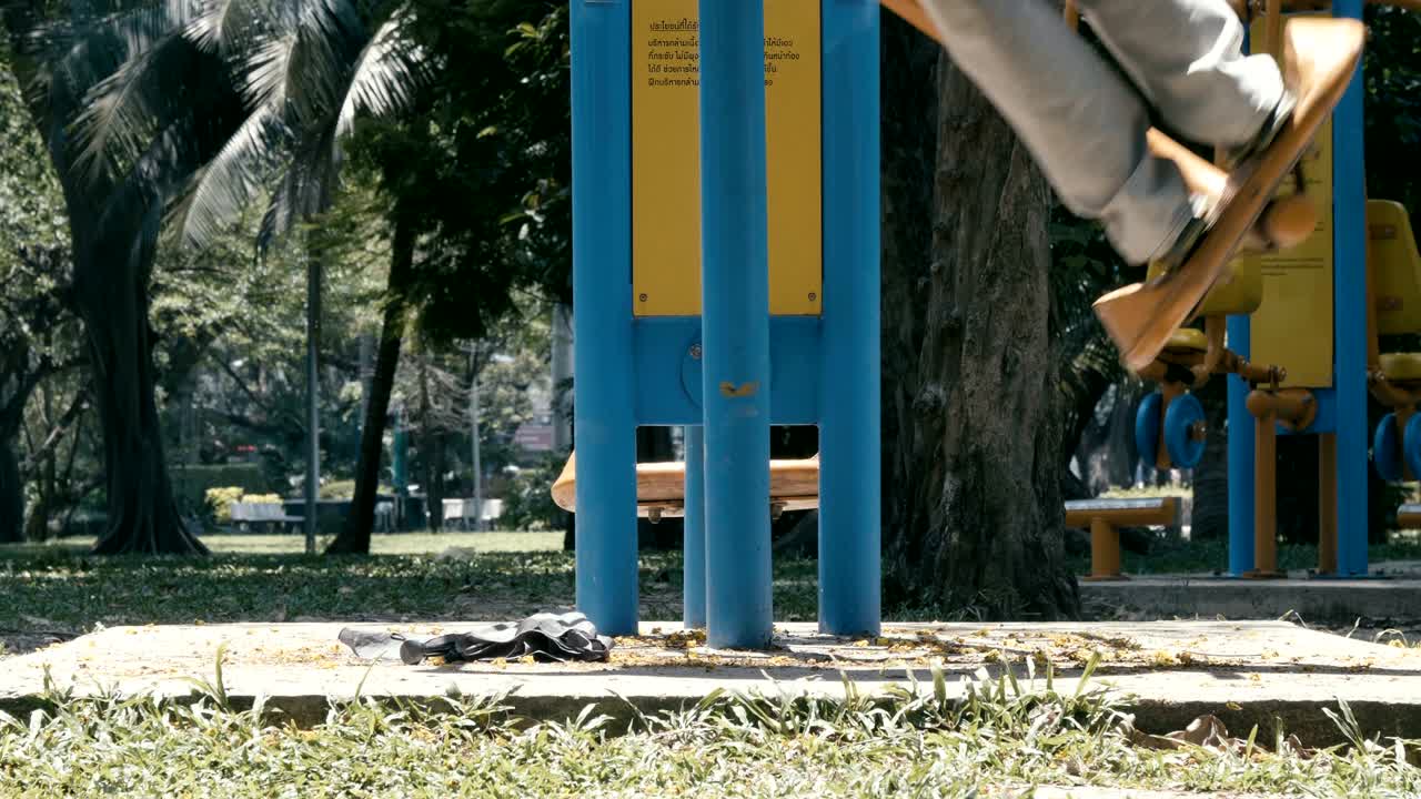 야외 피트니스 장비에서 느린 움직임의 다리 스