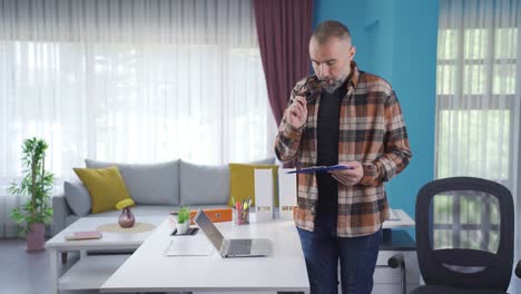 hombre de negocios alegre y feliz haciendo su trabajo con placer y amor en su oficina en casa.