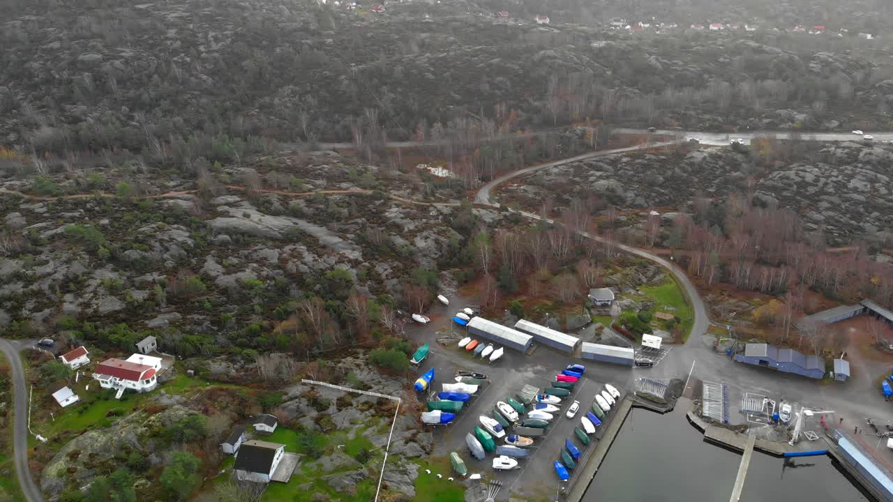 пейзаж пристани для яхт с крытыми лодками на земле