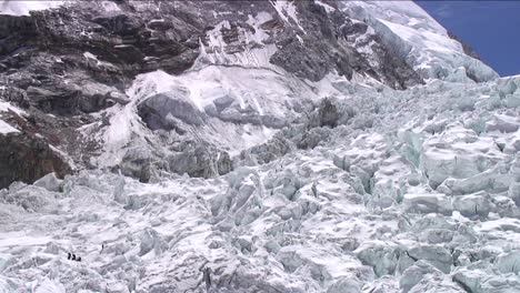 Inclinarse-Hacia-Abajo-Desde-La-Cima-Hasta-La-Cascada-De-Hielo-Khumbu