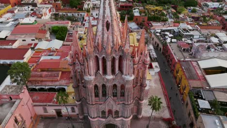 Towering-Pink-Spire-Of-Parroquia-de-San-Miguel-Arcangel-In-San-Miguel-de-Allende,-Guanajuato,-Mexico