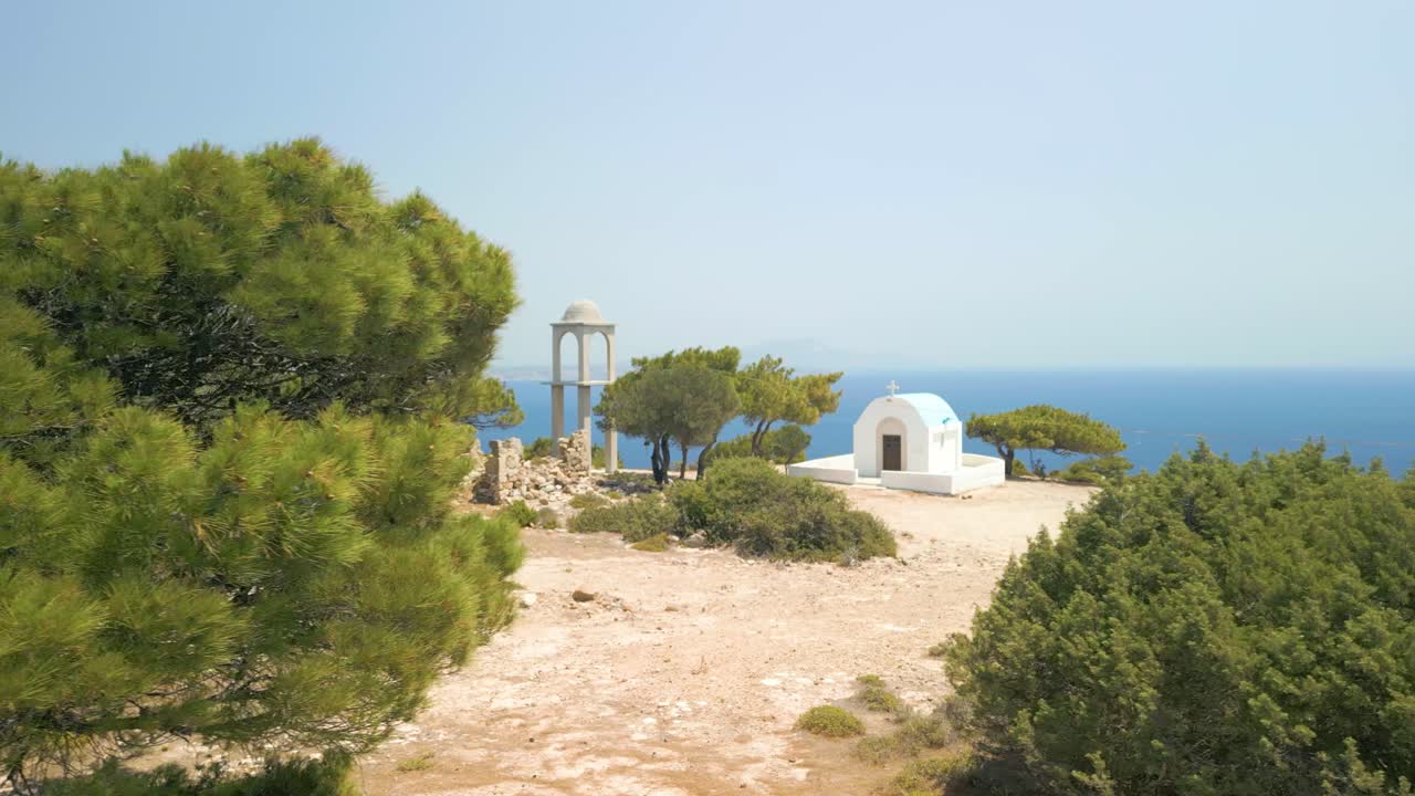 la capilla de agios mammas, kos, grecia con vistas al mar revela el disparo