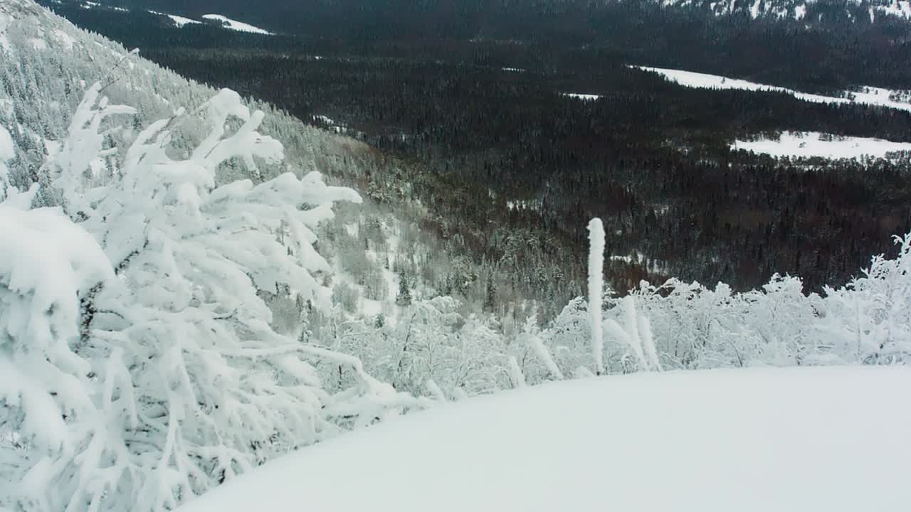 위쪽에서 눈 인 산 계곡