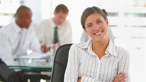 Business-woman-turning-in-her-chair