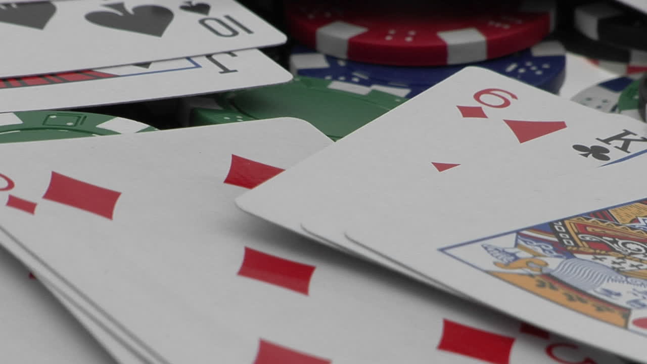 jugando a las cartas y fichas de póquer esparcidas sobre una mesa de cartas