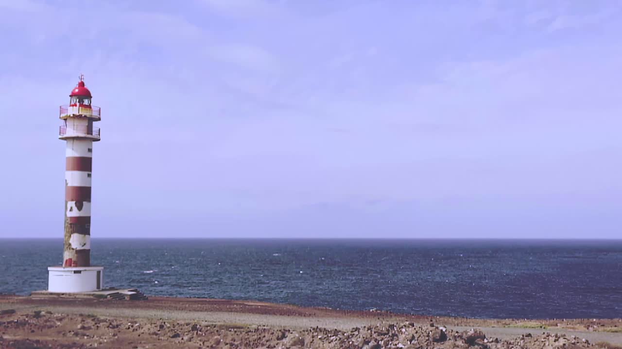 정적인 느린 동작 -  ⁇ 은 날 바다 앞에 있는 등대