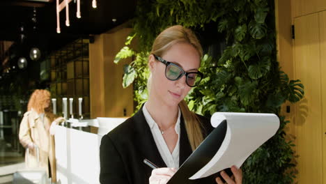 Close-up-view-of-blonde-receptionist-working-in-a-hotel