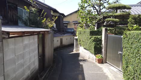 Establishing-Shot-of-Narrow-Empty-Streets-in-Traditional-Houses-of-Kyoto-Japan-during-Summer-Daylight