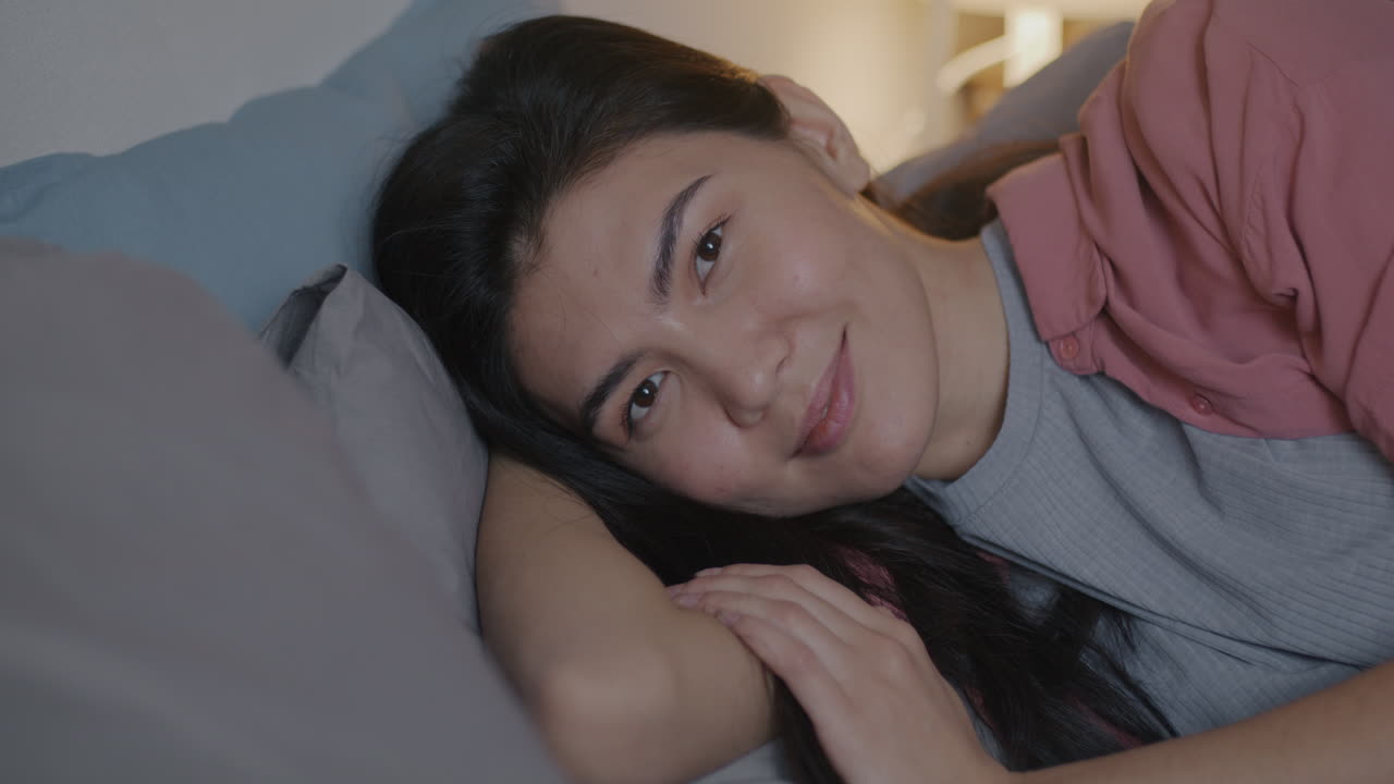 밤에 침대에서 휴식을 취하는 여자