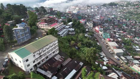 la vista aérea de 360 grados de la capital de kohima de nagaland muestra colinas y edificios