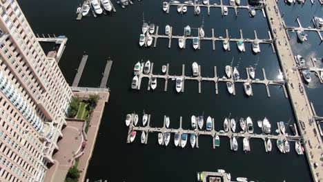 aérea de cima para baixo de barcos, navios, iates ancorados na marina do porto interno de baltimore em maryland, eua, prédio de condomínio à beira-mar, estilo de vida rico e afluente