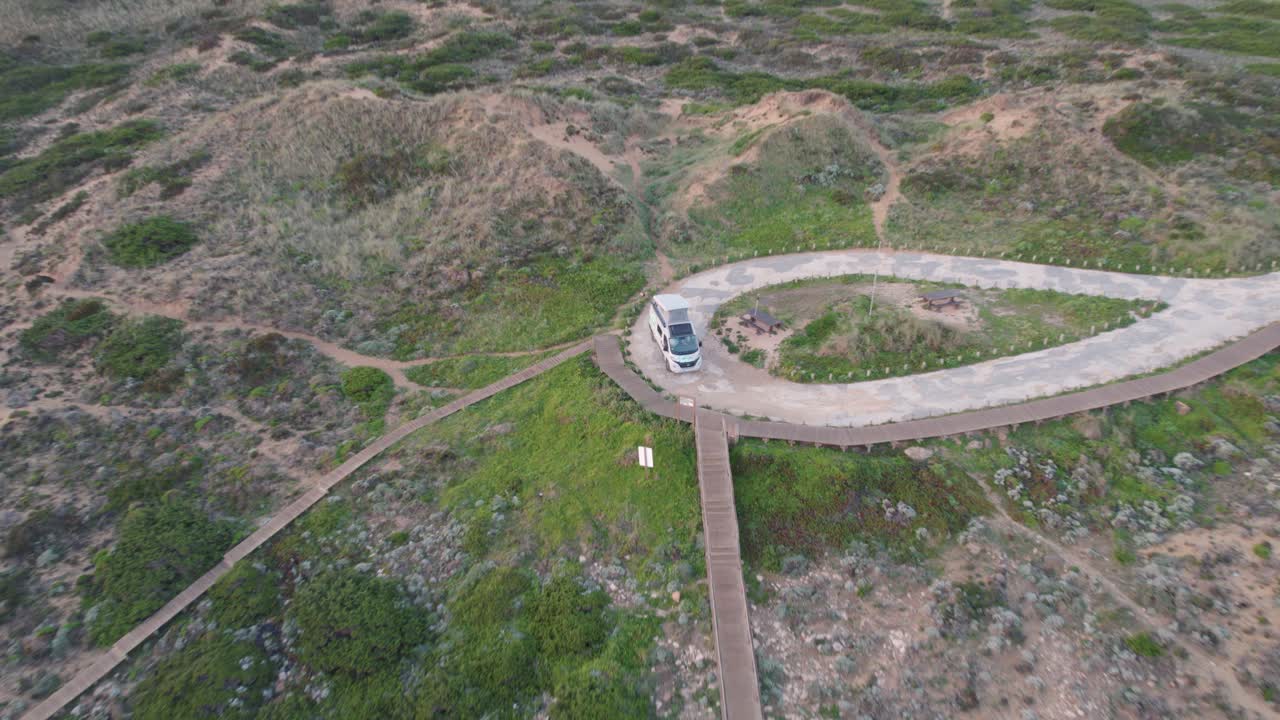 vista aérea de la autocaravana estacionada junto al mirador cerca de la playa de bordeira en portugal