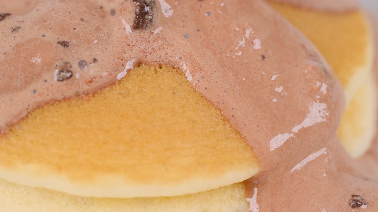 초콜릿 쿠키 아이스크림과 함께 팬케이크