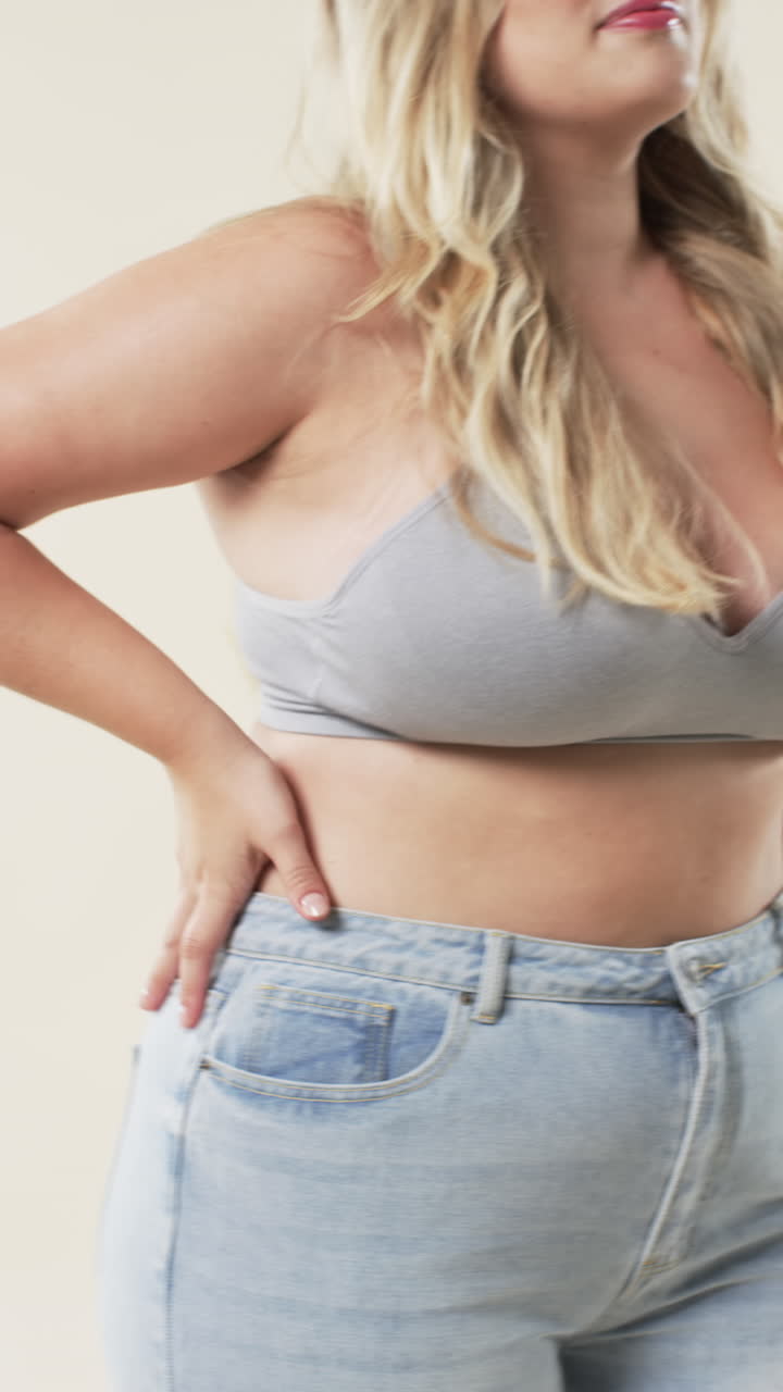 Video verticale: Donna curvy sicura di sé che indossa un outfit casual, che abbraccia la body positivity.