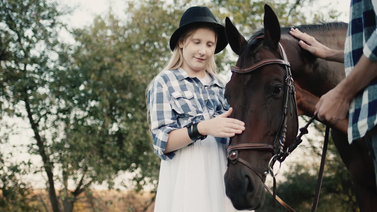 소녀는 말을 쓰다듬어 1