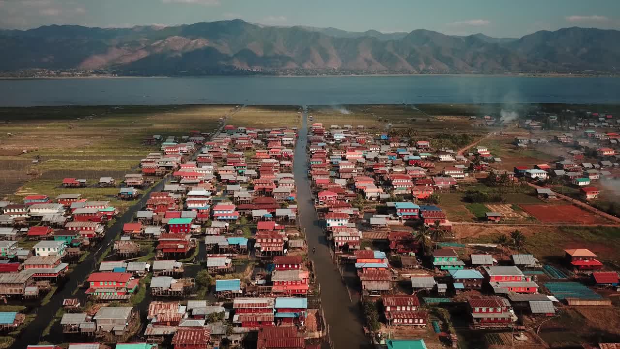 인레 호수, 미얀마, 독특한 시골 풍경에 다채로운 부동 마을의 영화 공중보기