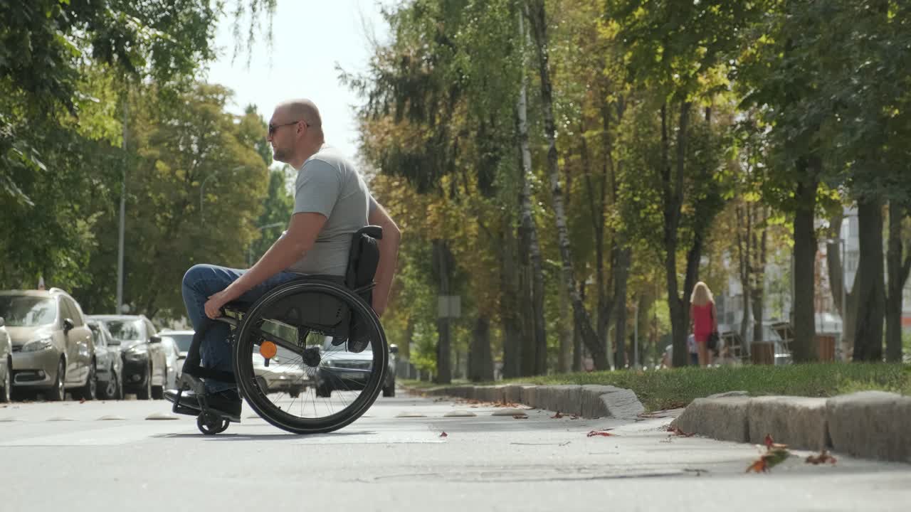 hombre con discapacidad en silla de ruedas cruzando la calle