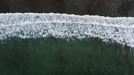 Vista-Aérea-De-La-Cresta-Espumosa-De-Una-Ola-Oceánica-Rompiendo