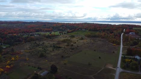 Hermosa-Ciudad-Junto-Al-Lago-En-El-Otoño