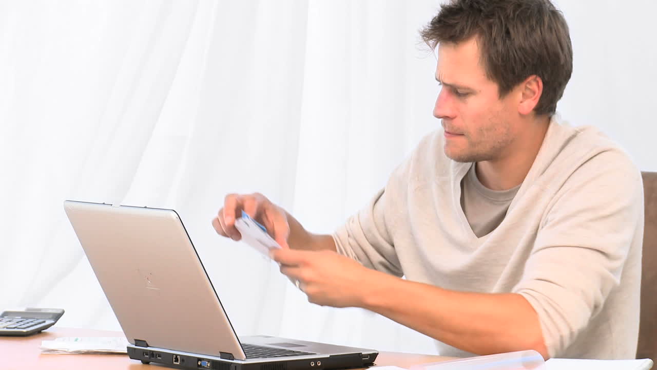 hombre estresado en su portátil