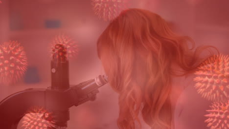 3d 코로나 19 세포의 애니메이션이 현미경을 사용하여 여성 과학자가 떠다니고 있습니다.