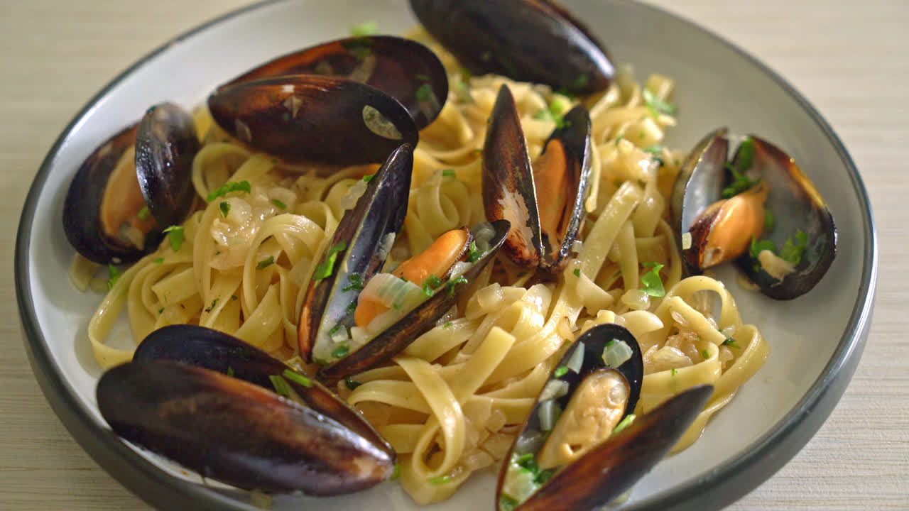 linguine spaghetti vongole salsa al vino bianco - pasta italiana ai frutti di mare con vongole e cozze