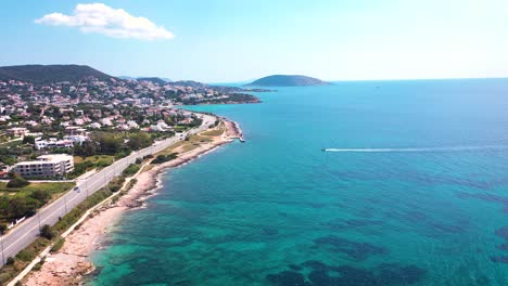 Erstaunliches-Türkisfarbenes-Wasser-An-Der-Ägäischen-Küste-Von-Attika-Sunio,-Gefilmt-Mit-Einer-Drohne