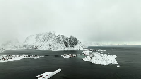 Verschneite-Und-Neblige-Arktische-Berglandschaft,-Hamnoy,-Lofoten-Archipel