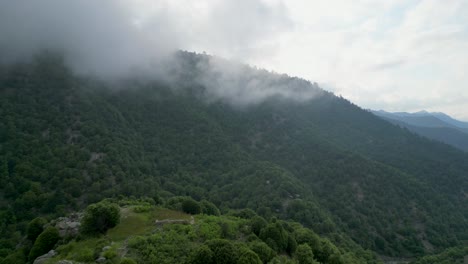 o nevoeiro envolve as montanhas e a paisagem.