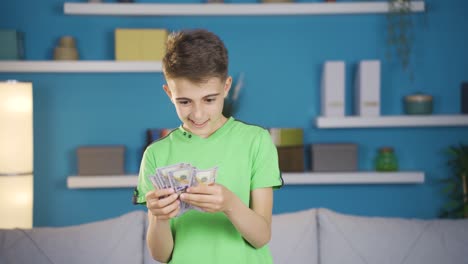 un adolescente alegre y feliz contando dinero.