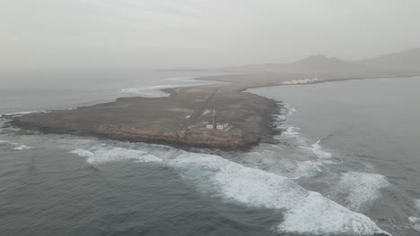 Viaje-Visual-A-Través-De-Impresionantes-Paisajes-Costeros-Con-Imágenes-Que-Capturan-Un-Faro-En-Lo-Alto-De-Un-Acantilado.