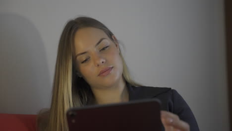 una joven utiliza una mesa digital en su apartamento