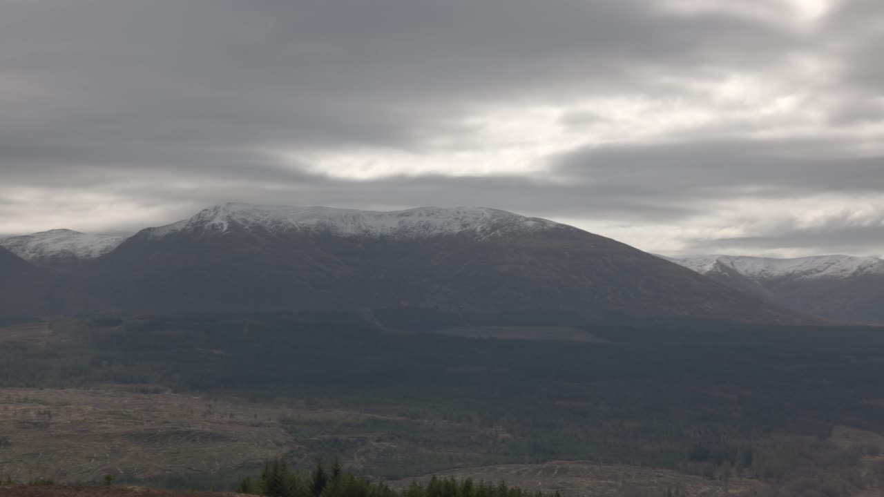 lenta toma de las vastas montañas cubiertas de nieve en las tierras altas